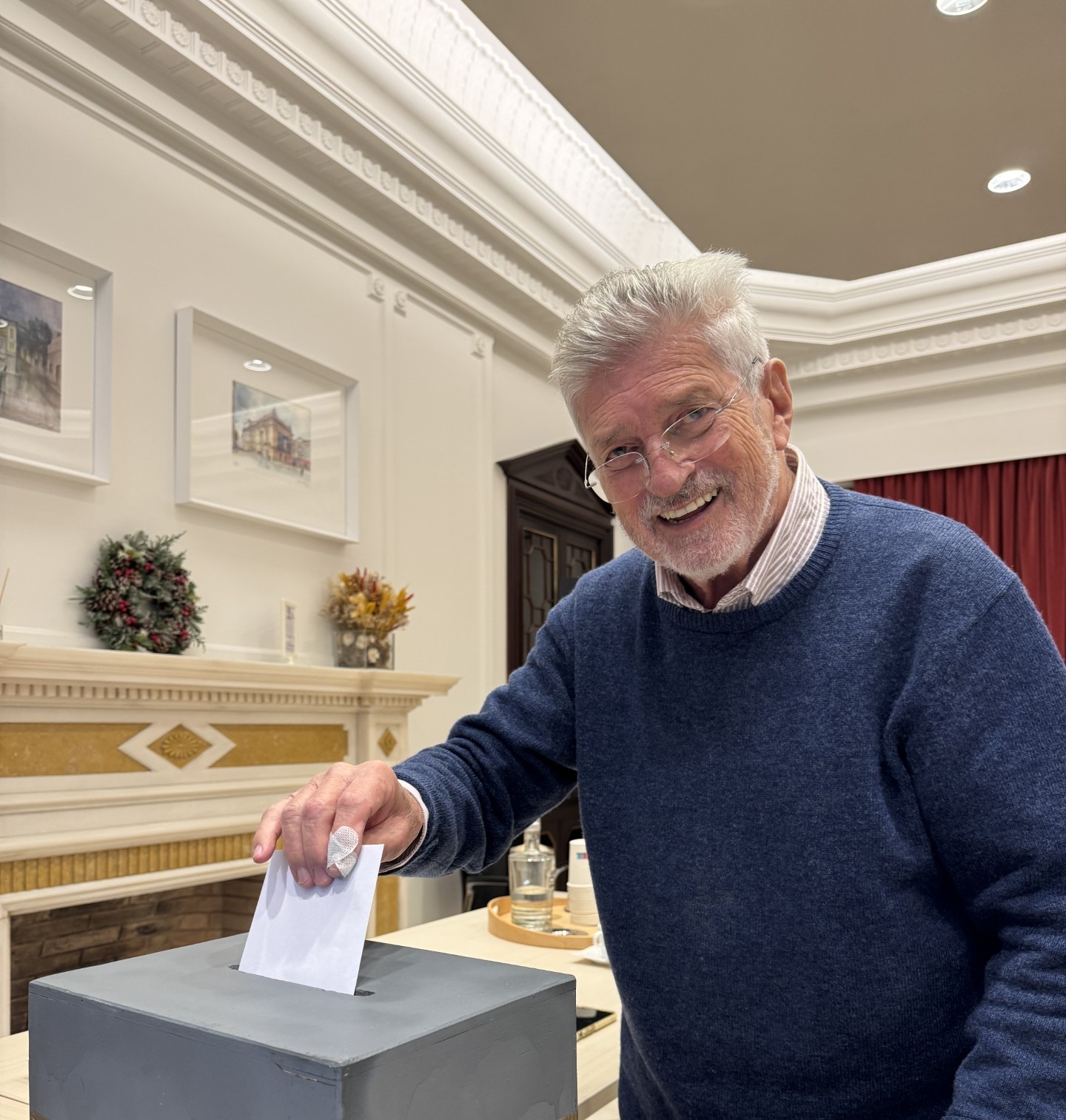 Ator Rui Mendes, sorridente, introduzindo o seu voto na urna