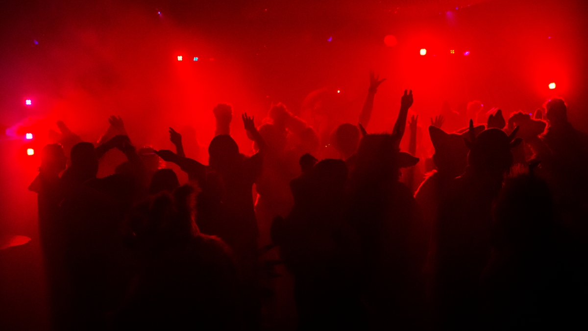 Imagem de uma discoteca. Uma das etapas do projeto Music360 passou passou pela instalação de dispositivos de monitorização de música em bares e discotecas, entre outros espaços públicos-